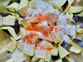 打入一个鸡蛋，加入玉米淀粉、麻辣鲜和盐。