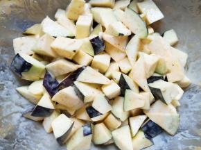 搅拌均匀，静置几分钟（腌制茄子会出汁水，这个汁水里面有蛋液有淀粉有调料，所以留着后面勾芡用）。