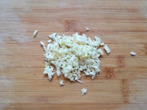 大蒜剁成蒜蓉。