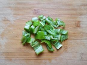青椒去籽洗干净，切成小块。