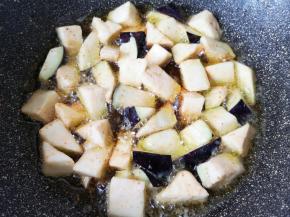 炒锅内倒多一些食用油烧热，放入茄子块。