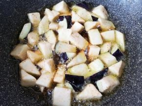 炒锅内倒多一些食用油烧热，放入茄子块。