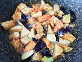 中火炸至茄子焦黄色。
