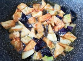 中火炸至茄子焦黄色。