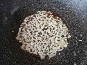 炸茄子的油盛出来一些，倒入蒜蓉炒香。