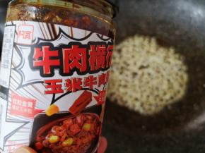 加入阿宽玉米牛肉酱。
