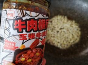 加入阿宽玉米牛肉酱。