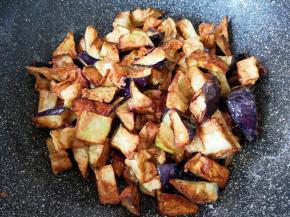 下入炸好的茄子。