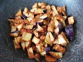 下入炸好的茄子。