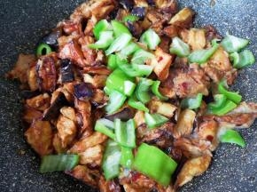 下入青椒，加入腌茄子的汁水，翻炒至青椒断生即可。