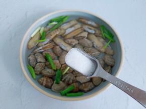 加一勺盐，让花蛤与蛏子都吐出泥沙。