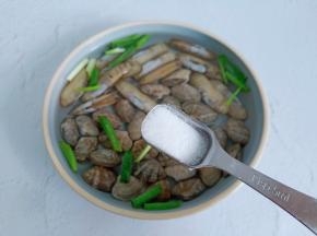 加一勺盐，让花蛤与蛏子都吐出泥沙。