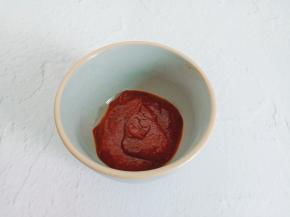 碗里放入三勺辣椒酱。