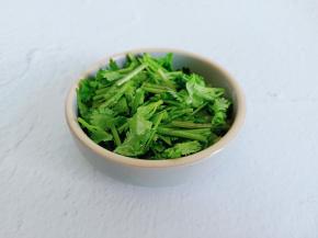 香菜洗净切小段。