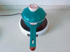 锅里放适量的清水煮开。