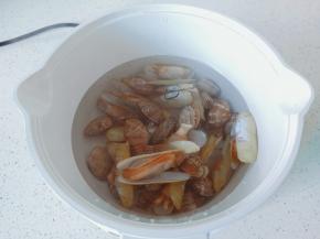 放入花蛤开大火煮。