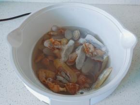 煮到花蛤与蛏子张开嘴捞出。