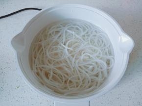 锅里重新放适量的清水煮开再放米粉。