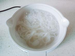 米粉煮一分钟左右捞出。