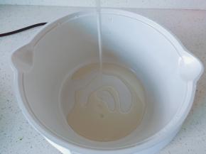 锅里放适量的食用油。