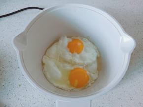 油热放两个鸡蛋煎一下。