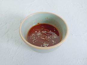 加一点芝麻，用控制把料汁拌均匀。