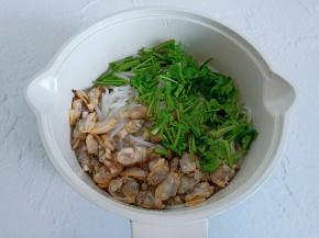 把米粉，海鲜肉，香菜都放一起。