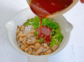 淋上拌好的料汁。