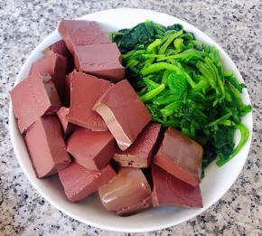 鸭血和菠菜沥干水份备用