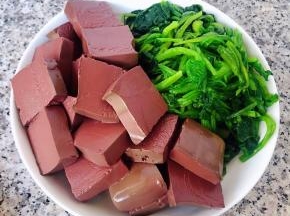 鸭血和菠菜沥干水份备用
