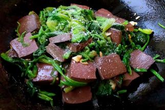 放入盐和味精调味