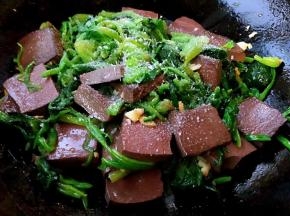 放入盐和味精调味