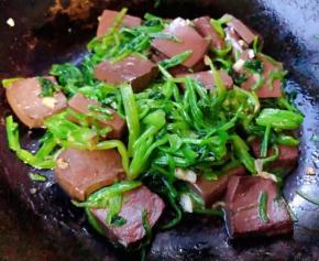 炒至鸭血和菠菜入味即可出锅享用