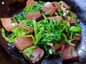 炒至鸭血和菠菜入味即可出锅享用