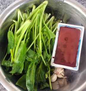 准备原材料鸭血、菠菜、蒜
