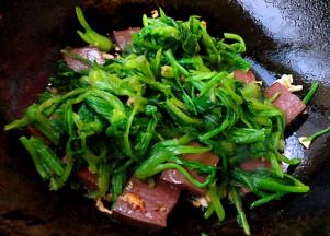 放入菠菜改中火炒匀