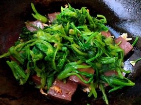 放入菠菜改中火炒匀