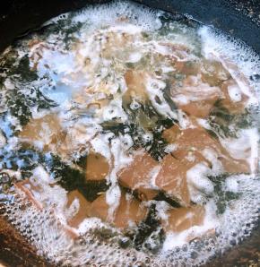 鸭血切成大小厚薄均匀的片状放入开水中焯水去除杂质