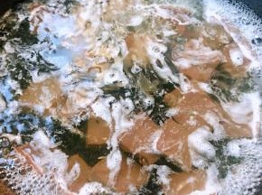 鸭血切成大小厚薄均匀的片状放入开水中焯水去除杂质