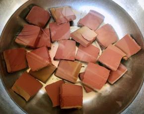 焯好水的鸭血同样立即放入冷水中过凉去腥