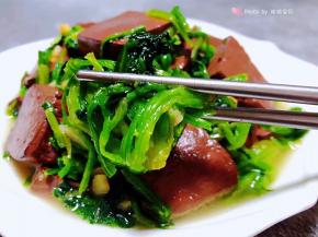 菠菜入口清新混搭鸭血的鲜嫩让人回味无穷