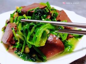 菠菜入口清新混搭鸭血的鲜嫩让人回味无穷