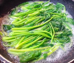 菠菜摘好洗净放入开水中焯水切记时间不易过长