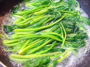 菠菜摘好洗净放入开水中焯水切记时间不易过长