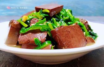 鲜美可口的鸭血炒菠菜装入盘中就大功告成了