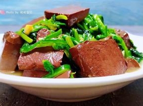 鲜美可口的鸭血炒菠菜装入盘中就大功告成了