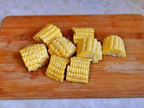 玉米洗净切小段。