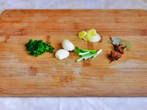 葱姜蒜去皮切好。