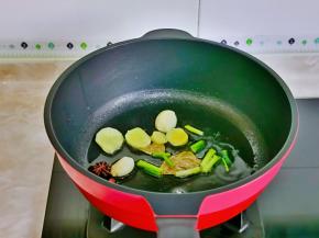 起油锅，加入香料煸炒出香味。