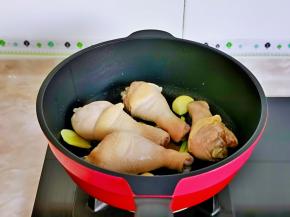加入焯水鸡腿，小火煎1分钟。